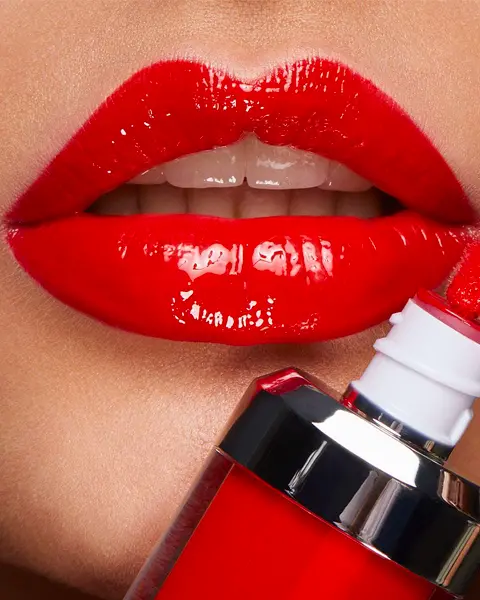 Gloss Kiko 3D Hydra Lipgloss na cor 13 Fire Red aplicado nos lábios, proporcionando um acabamento brilhante e hidratante.
