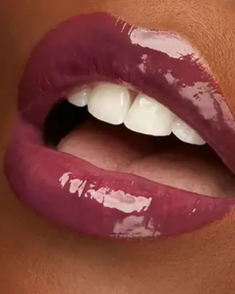 Gloss Kiko 3D Hydra Lipgloss cor Deep Purple aplicado nos lábios, mostrando o brilho e a hidratação da fórmula.