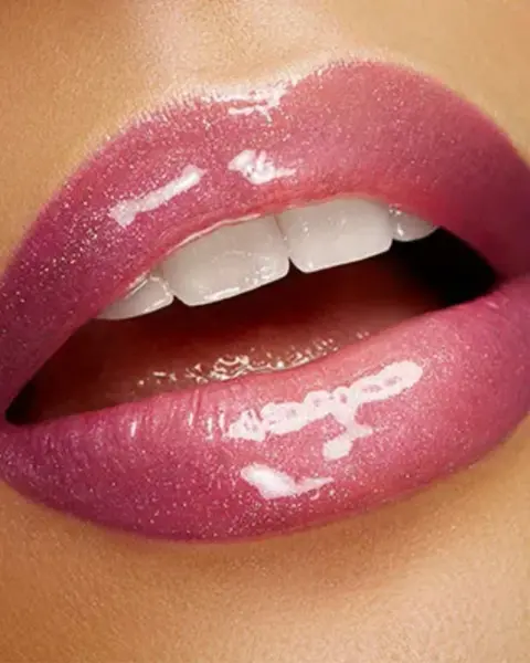 Lábios com o gloss Kiko 112 Vintage Rose aplicado, proporcionando um acabamento cremoso e suave.