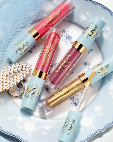 Gloss Kiko da coleção KIKOxBridgerton, o Brilliant Bliss Lip Gloss, oferecendo brilho intenso e um acabamento perfeito para os lábios.