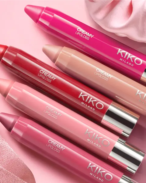 Diversas tonalidades de Gloss Kiko Creamy Lipgloss cremoso, incluindo os tons 101, 102, 105, 107 e 112, perfeitas para lábios hidratados e com brilho.